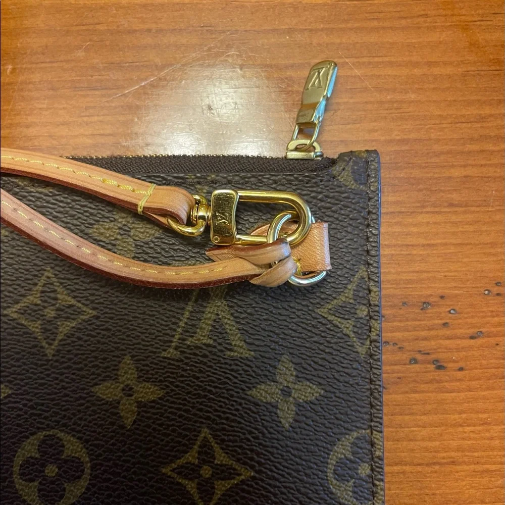 Louis Vuitton Neverfull MM Pouch - Picture 3 of 10